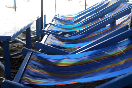 椅子和令人惊叹的热带海滩上的雨伞