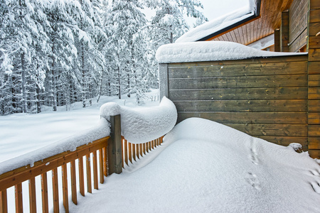 在北极的芬兰鲁卡, 覆盖着雪的小屋阳台