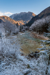 山区河流在冬天