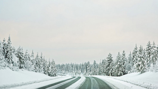 北极极圈上通往芬兰的积雪覆盖的道路