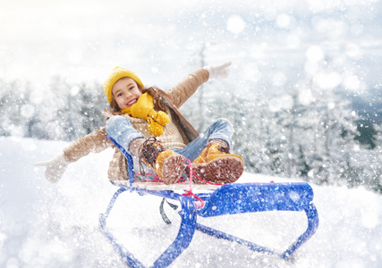 儿童女孩滑雪橇