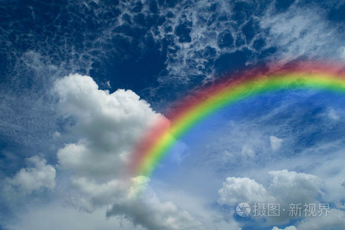 蓝色的天空的彩虹