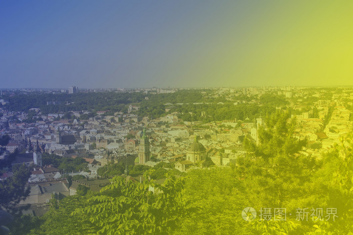 利沃夫的城市景观。从高度查看。黄蓝色
