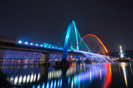 在世博会桥在韩国彩虹喷泉表演图片