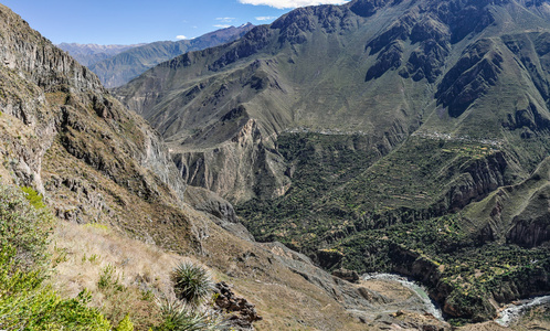 在秘鲁的科尔卡大峡谷的全景视图