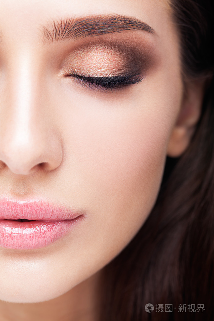 闭着眼睛的女性美丽肖像