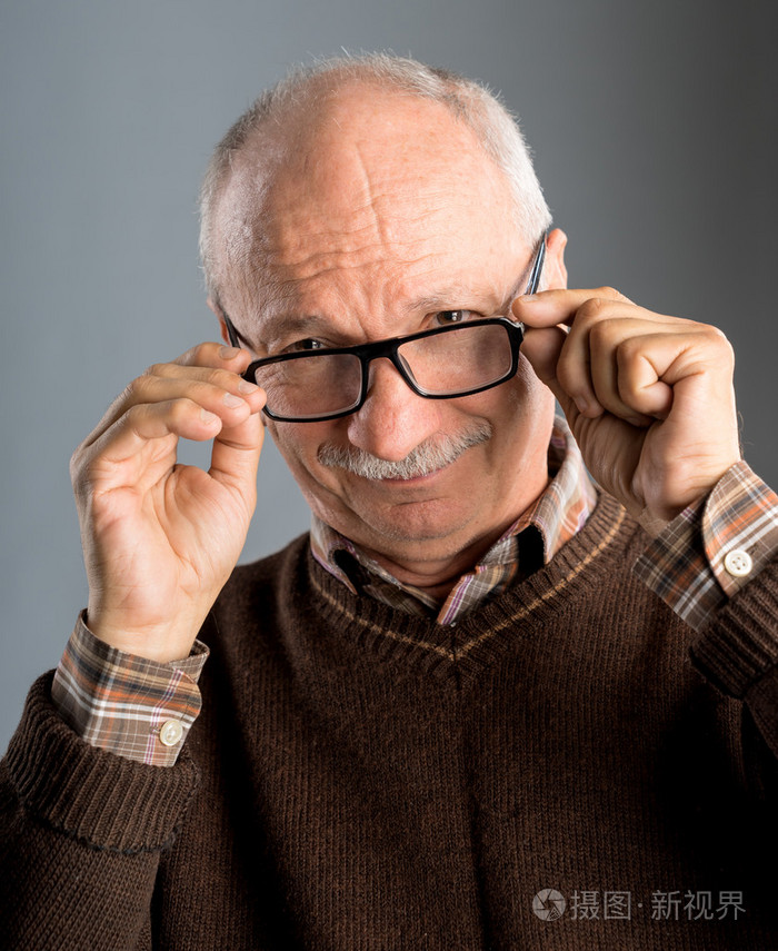 戴眼镜的男人微笑着高级