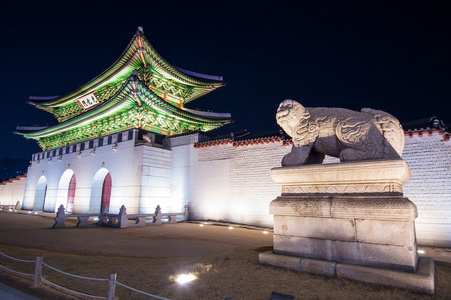 Geyongbokgung 宫在晚上在首尔韩国