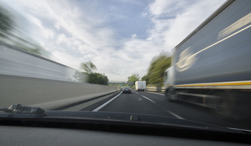 高速公路上的汽车