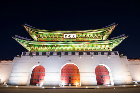 Geyongbokgung 宫在晚上在首尔韩国