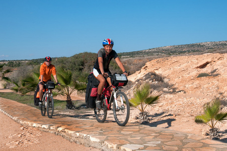 一群自行车车手骑用背包沙滩山地自行车