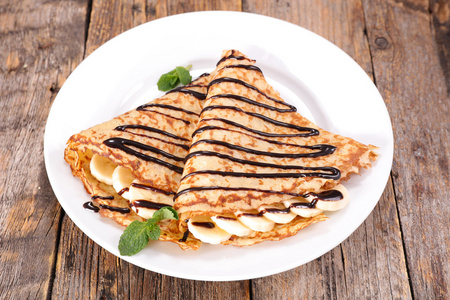 香蕉和巧克力可丽饼照片