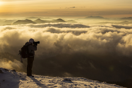 摄影师在山顶享受 vie 的云
