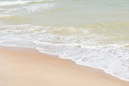 绿色的海浪，白色的沙滩为背景