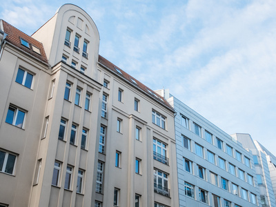 现代的公寓大楼，带有蓝蓝的天空