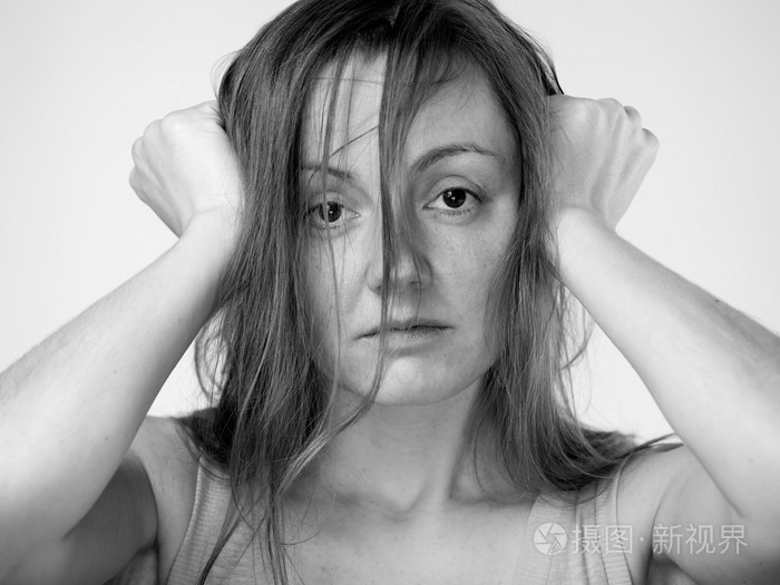 绝望的女人双手放在头上