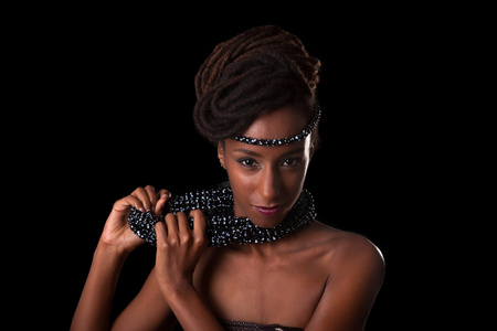 年轻美丽的非洲女人穿着传统的珠宝，分离和提纯
