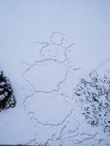 脚印形成了一个微笑的雪人