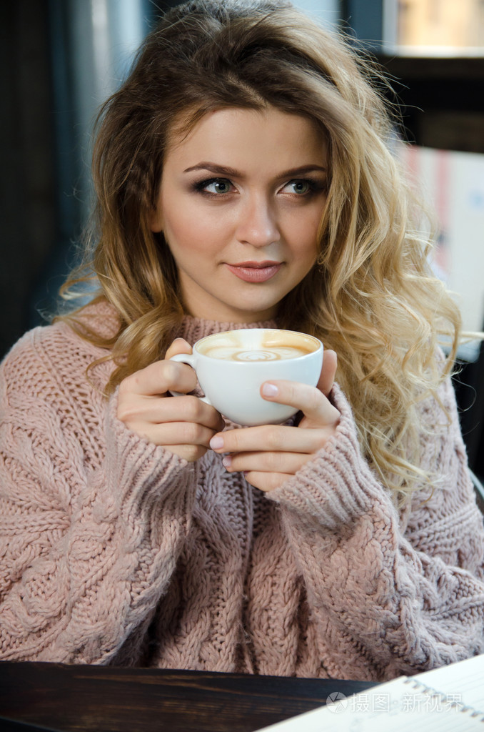 咖啡美丽的女孩在咖啡馆里喝咖啡美女模特