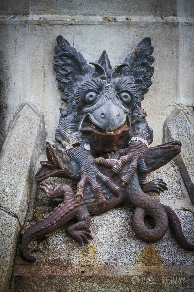 青铜雕塑的怪物