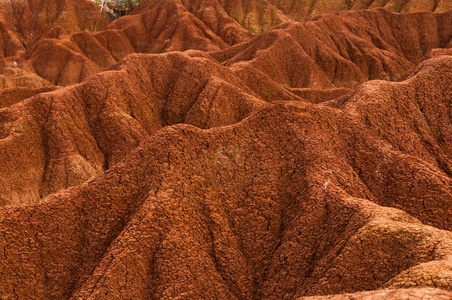 威拉 Tatacoa 沙漠干旱特写红橙色石砂岩形成