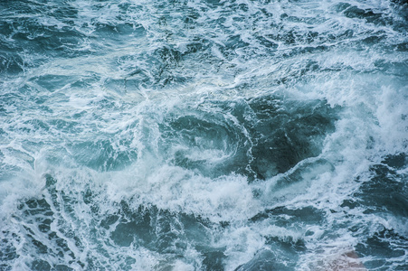 暴风雨中的海浪照片