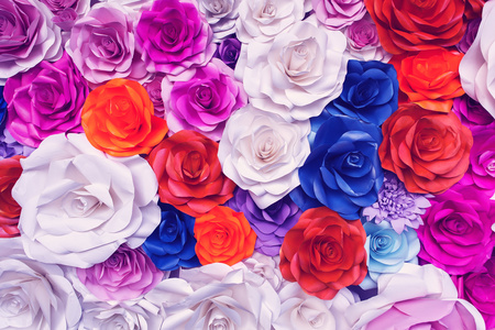 美丽的玫瑰墙由五颜六色的纸, 情人节背