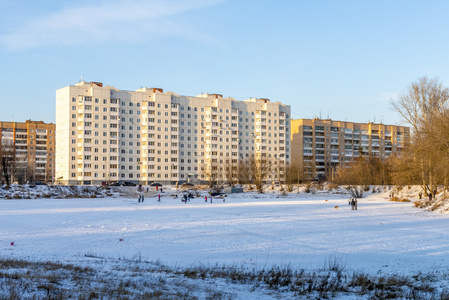 冬天在池塘岸边的现代俄罗斯城市