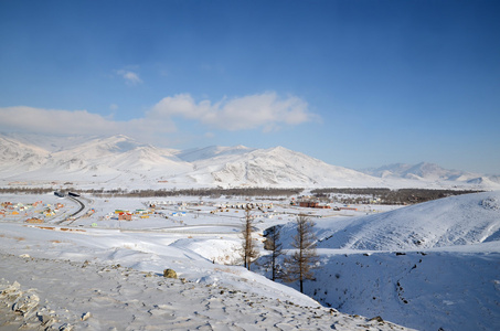 冰雪覆盖的小山。蒙古冬季景观