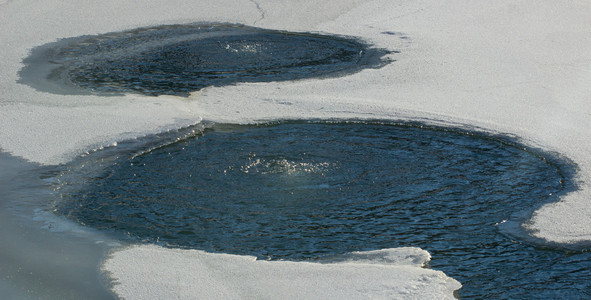 在冰冻的河面上的冰裂纹