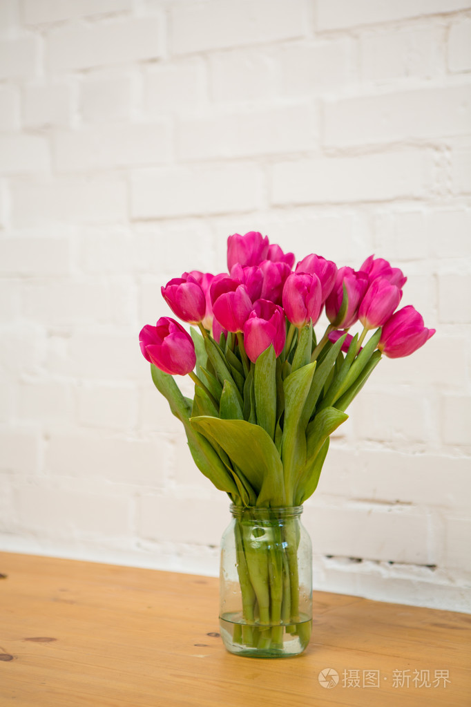 美丽的粉红色郁金香插在花瓶里