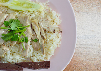 鸡肉汤蒸米饭上的炸鸡