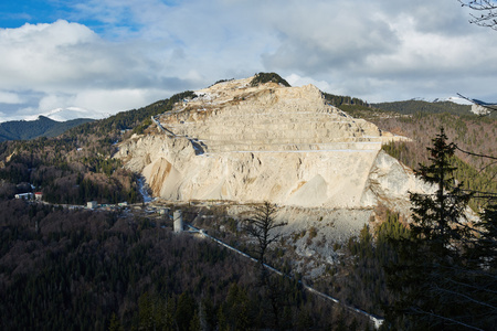 石灰石采石场山