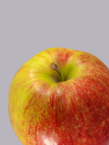 美味的成熟红苹果，紧靠灰色背景。与 clippin