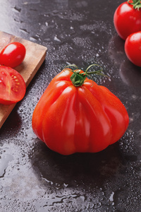 有机成熟的西红柿，在黑色的背景上