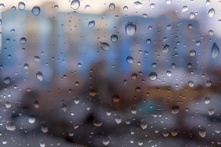 在雨后的窗户玻璃上的水滴图片