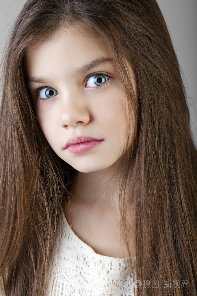 一个迷人的黑发小女孩的肖像
