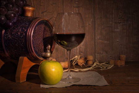苹果，红酒和仿古木表每桶玻璃