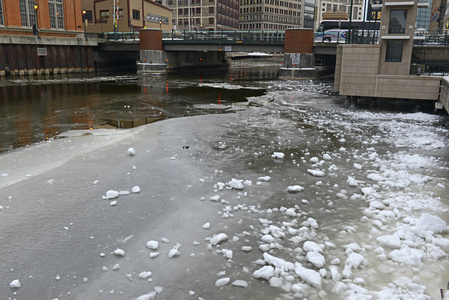 寒冷的冬季场景与冰漂浮在河里与冰山和雪