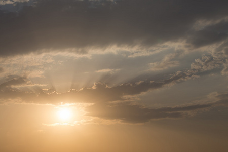 在傍晚的阳光光线的夕阳的天空背景