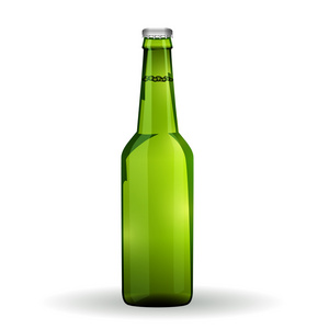 玻璃在白色背景上的绿色瓶孤立的啤酒