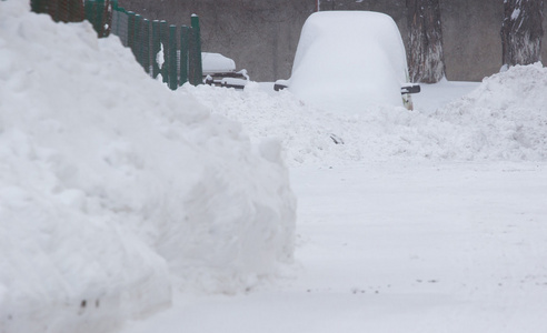 积雪的路上突然和大雪的乡间路上。它的驾驶变得危险