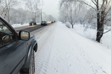 覆盖着雪和冰冬路