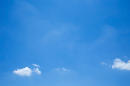 蓬松的白云在晴朗的蓝天背景