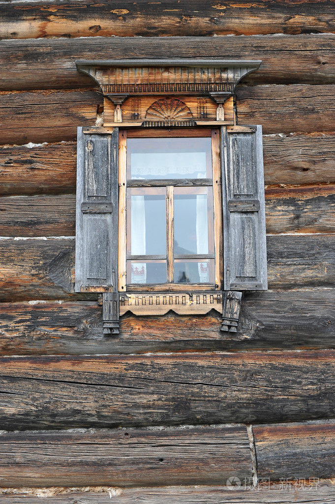 在木屋里的木制窗口