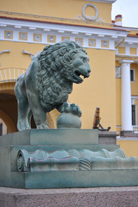 附近的海军部大楼中圣 Petersbur 狮子雕像