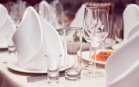 表服务中餐厅 白色餐巾纸和眼镜