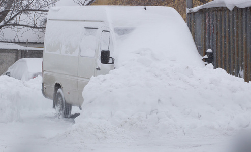 积雪的路上突然和大雪的乡间路上。它的驾驶变得危险