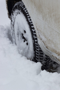 积雪的路上突然和大雪的乡间路上。它的驾驶变得危险