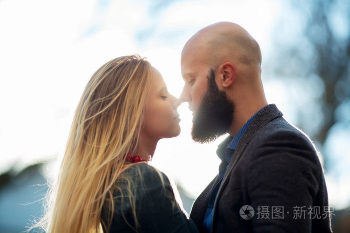 户外秋季街头上楼梯阳光灿烂的日子水平图片接近的一个美丽的时尚情侣